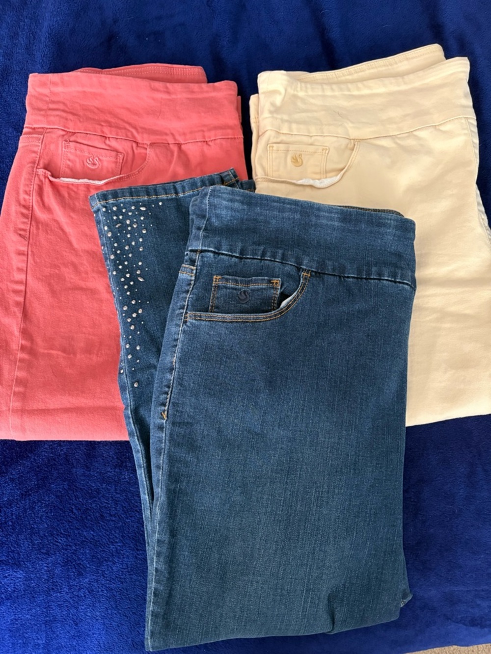 Gloria Vanderbilt Women’s Capri Trio – Coral, Cream & Denim